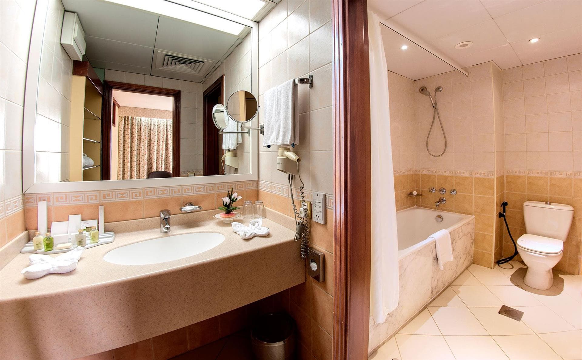 Occidental hotel sharjah. Оксиденталь Шарджа Гранд отель. Grand Hotel Sharjah 4. Отель Occidental Sharjah Grand 4. Occidental Sharjah Grand (ex. Grand Hotel Sharjah) 4*.