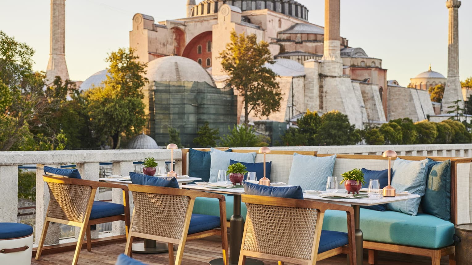Стамбул времена года. Four Seasons Istanbul at Sultanahmet. Arena Hotel 4* Султанахмет, Стамбул. Seafront Lounge Стамбул. Стамбул Турция в декабре.