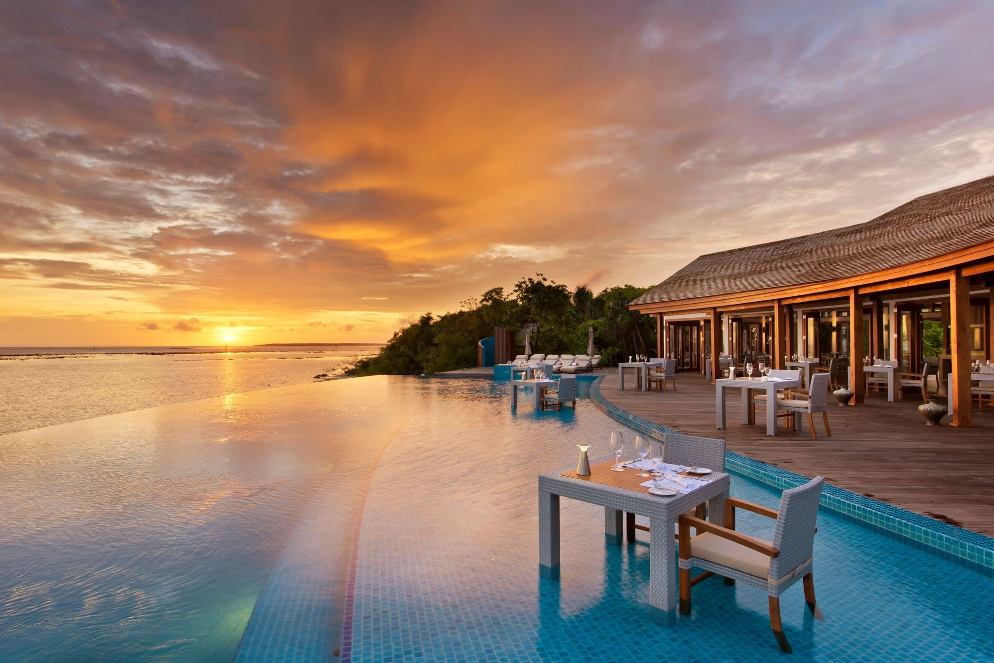 Beach resort spa. Хайдэвей Мальдивы. Мальдивы Hideaway Beach. Отель на Мальдивах Hideaway Beach Resort. Сансет Бич Мальдивы.
